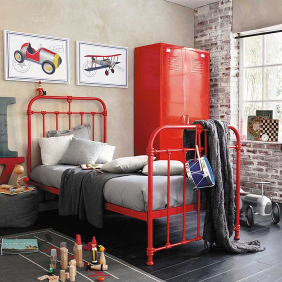Красный интерьер детской комнаты
